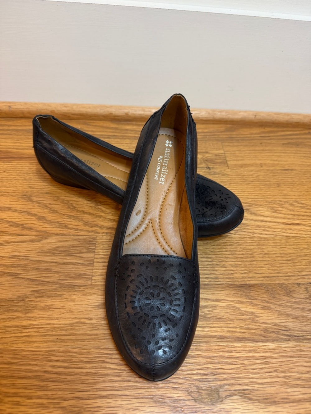 Naturalizer N5 Comfort Black Leather Cut Out Slip-On Flats, 7.5